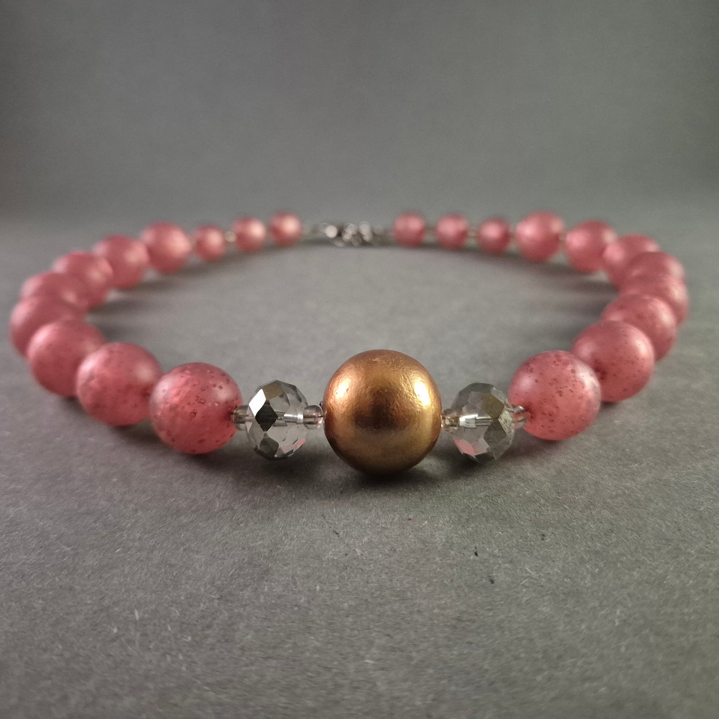 Moderne Halskette mit rosa Perlen und goldfarbenem Akzent