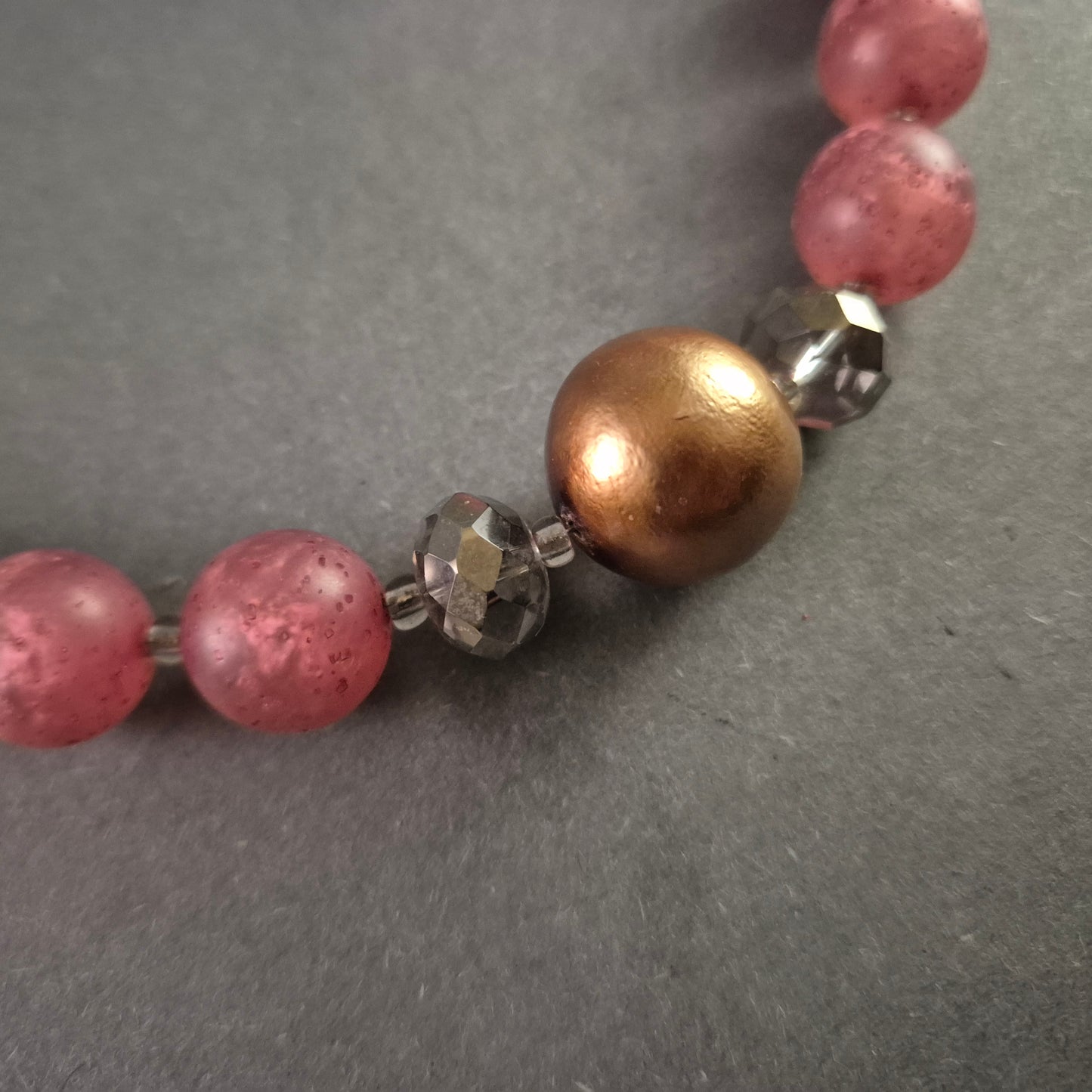 Moderne Halskette mit rosa Perlen und goldfarbenem Akzent