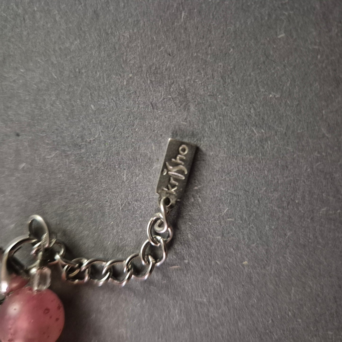 Moderne Halskette mit rosa Perlen und goldfarbenem Akzent