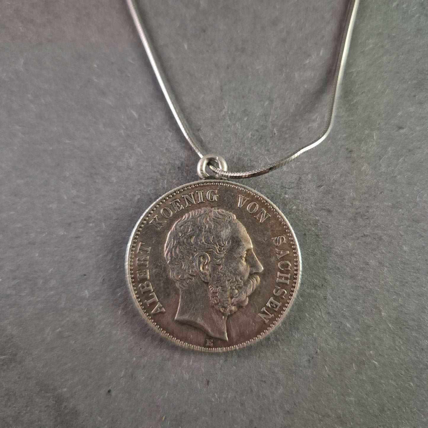 Antike Halskette mit Münzanhänger – Historische Eleganz