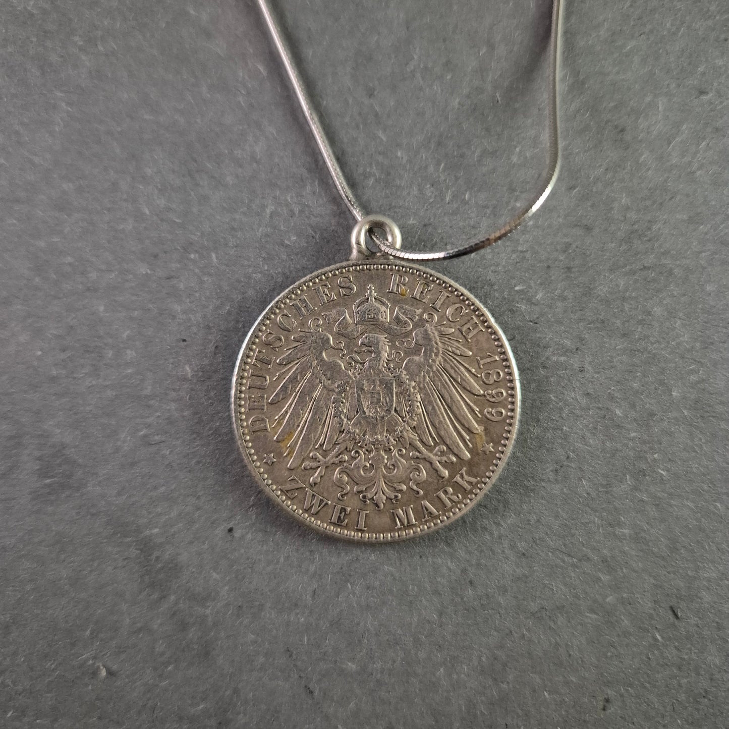 Antike Halskette mit Münzanhänger – Historische Eleganz