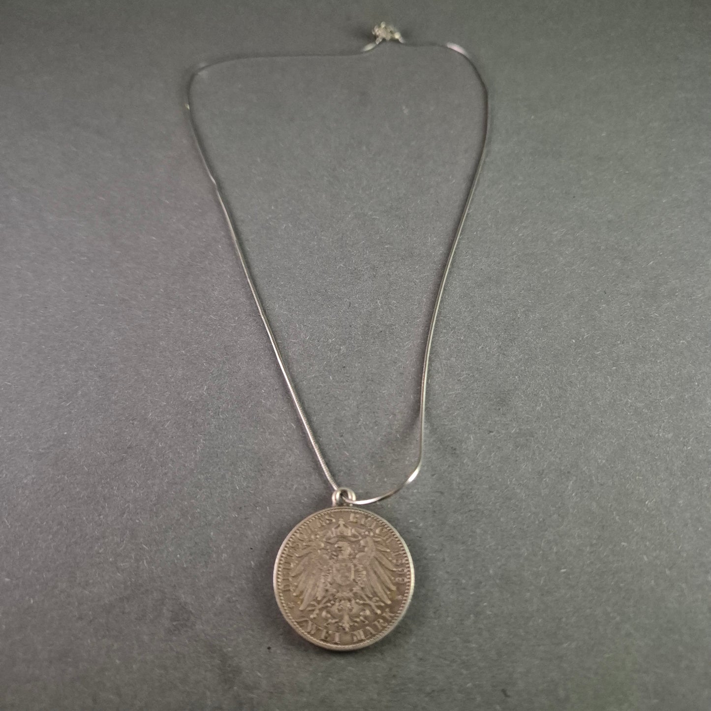 Antike Halskette mit Münzanhänger – Historische Eleganz