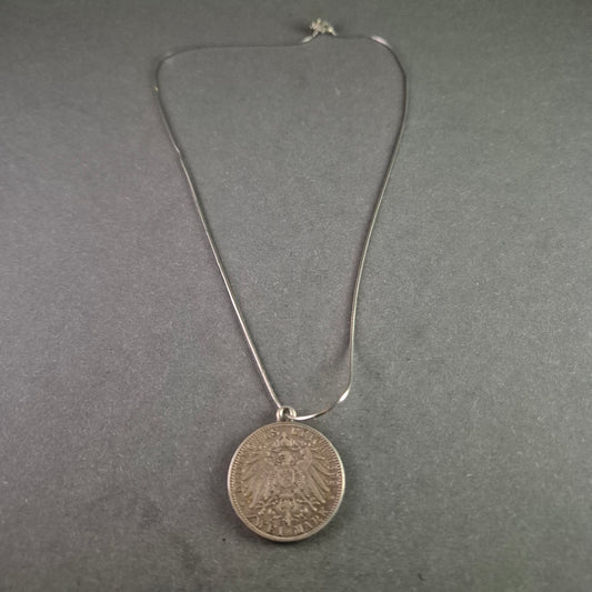 Antike Halskette mit Münzanhänger – Historische Eleganz