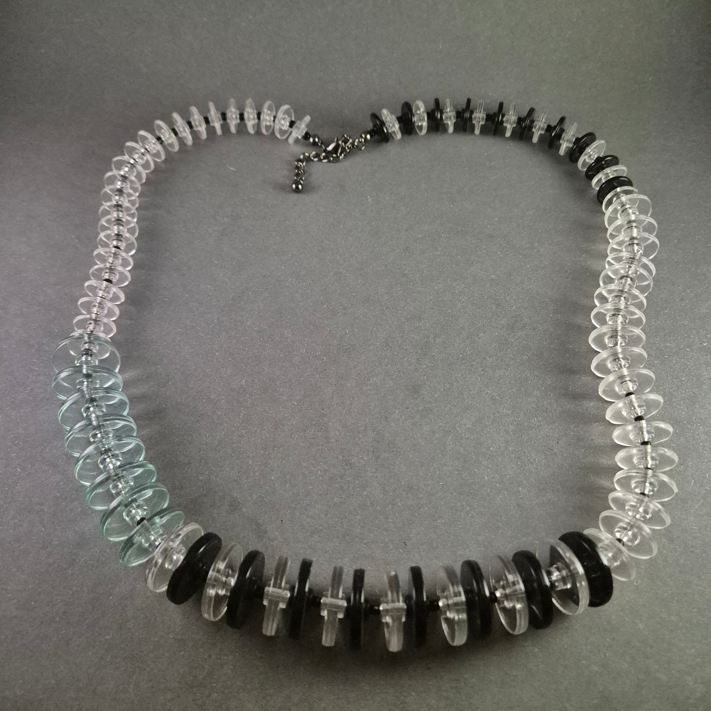 Moderne Statement-Halskette aus transparenten und schwarzen Elementen