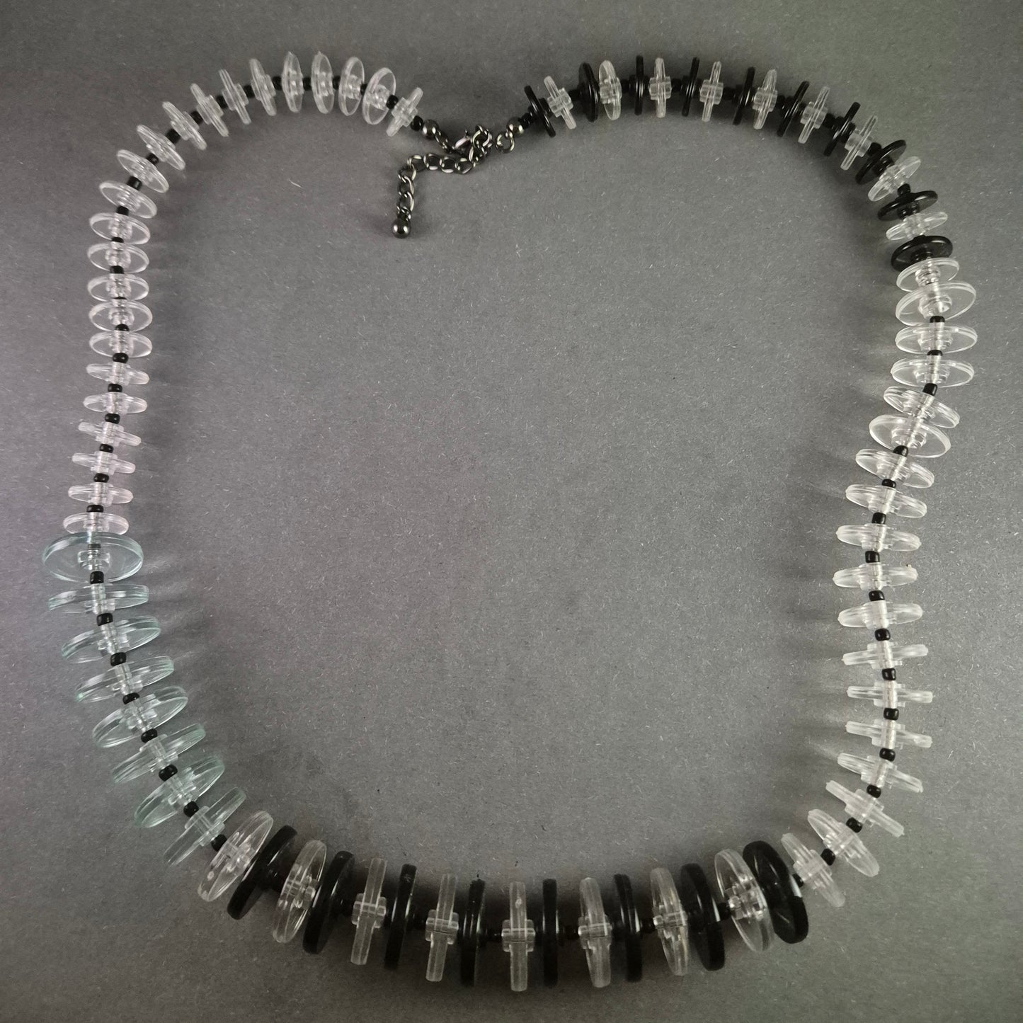 Moderne Statement-Halskette aus transparenten und schwarzen Elementen