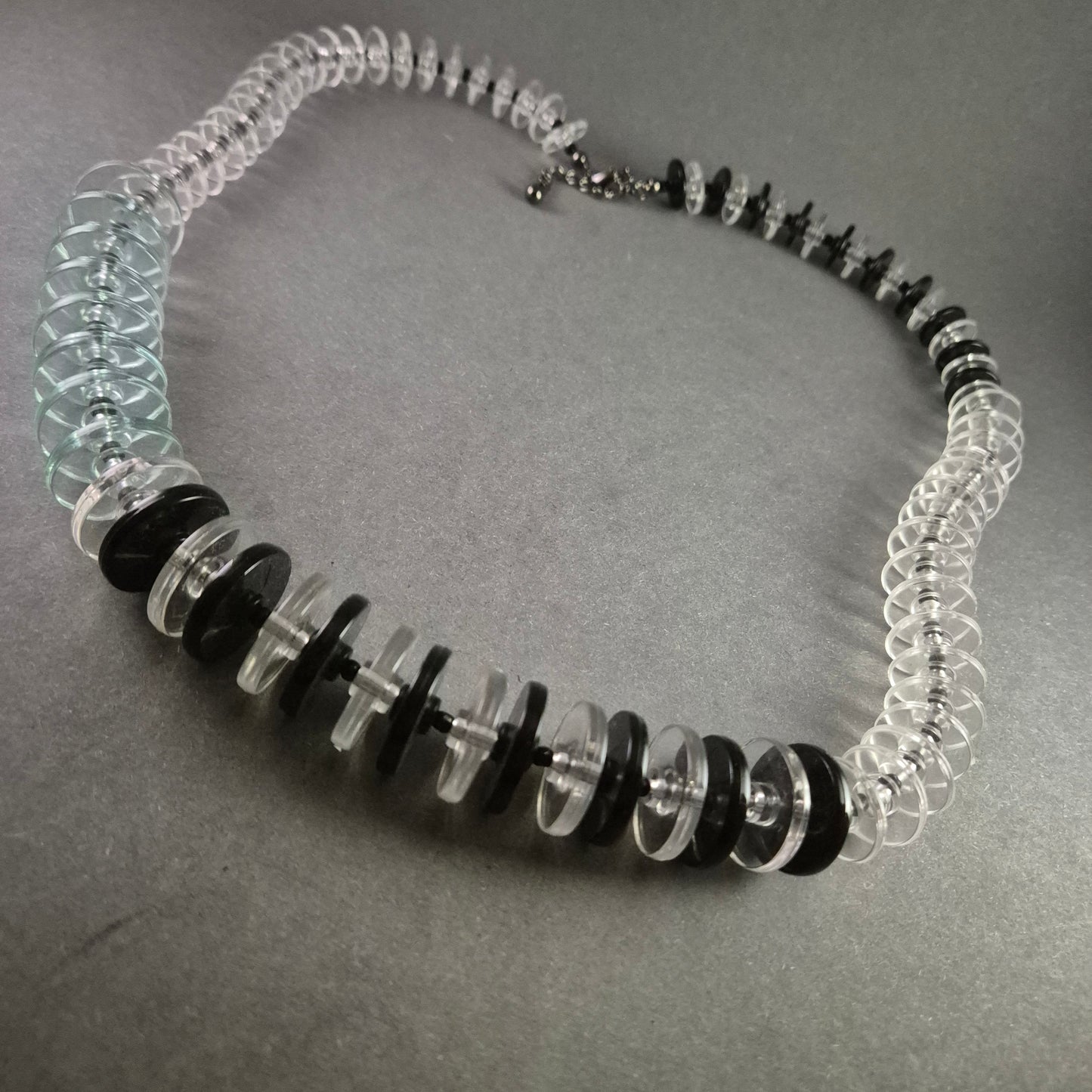 Moderne Statement-Halskette aus transparenten und schwarzen Elementen