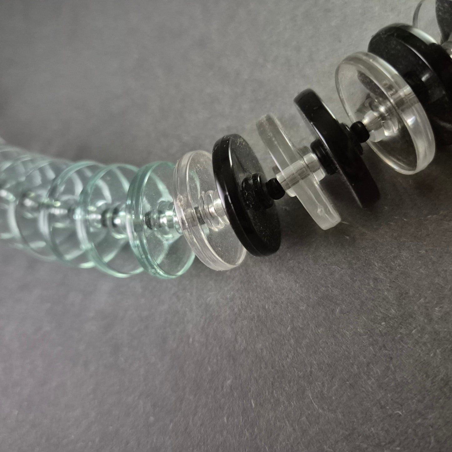 Moderne Statement-Halskette aus transparenten und schwarzen Elementen