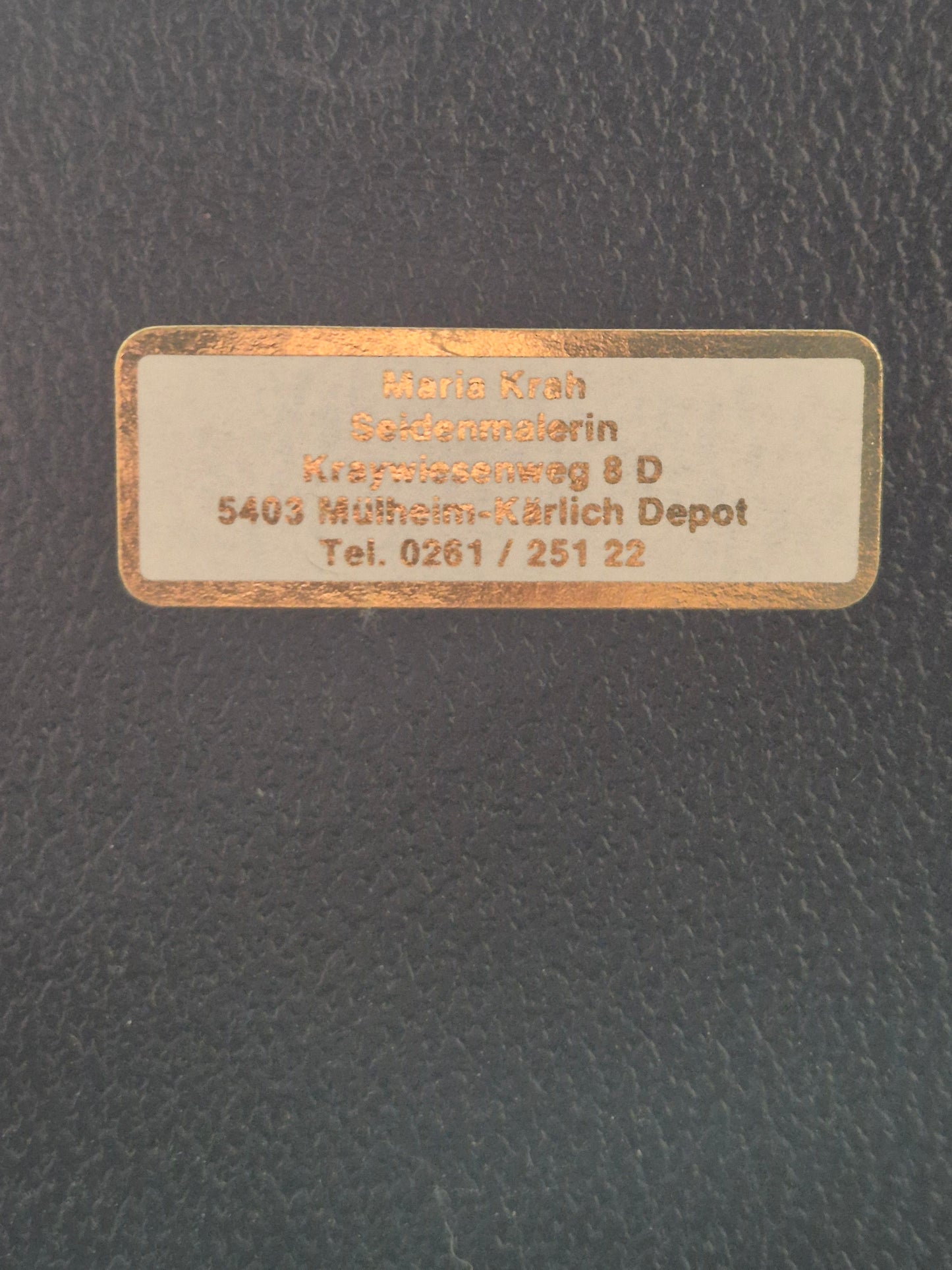 Maria Krah (XX) Seidenmalerei Naive Landschaft mit Häusern 19x24cm