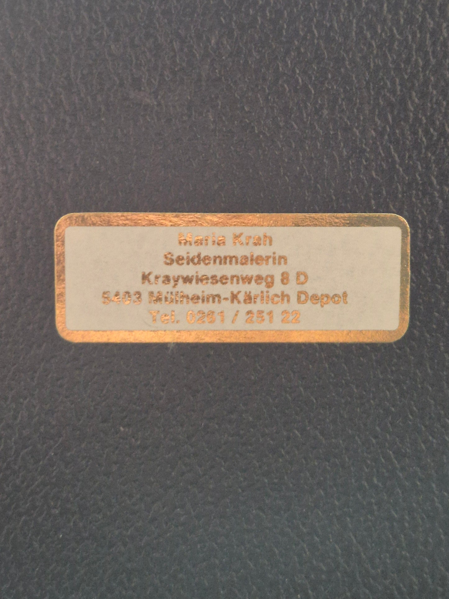 Maria Krah (XX) Seidenmalerei Naive Landschaft mit Häusern 19x24cm