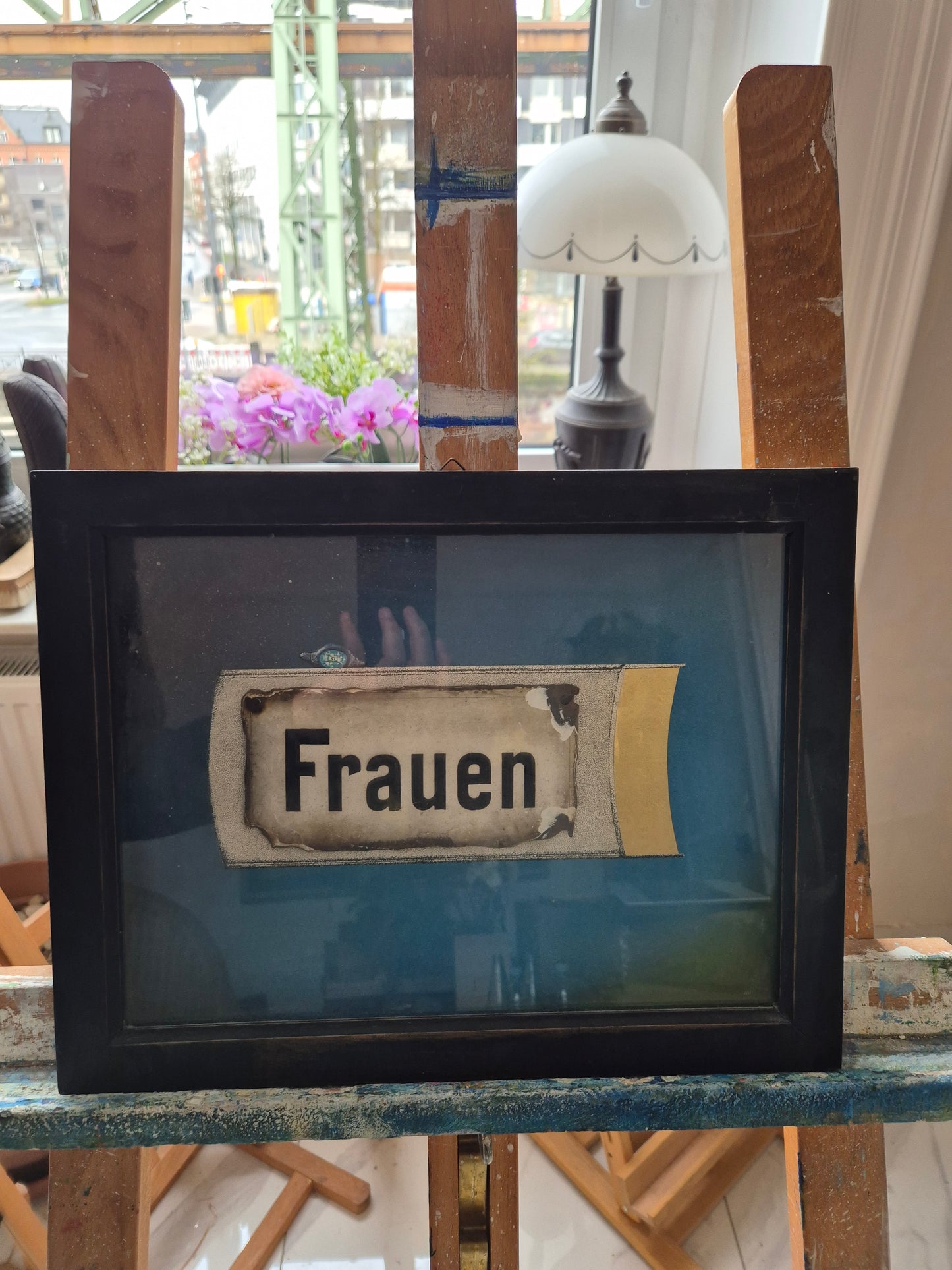 Grafik mit dem Titel Frauen, auf der Rückseite signiert und datiert 1982