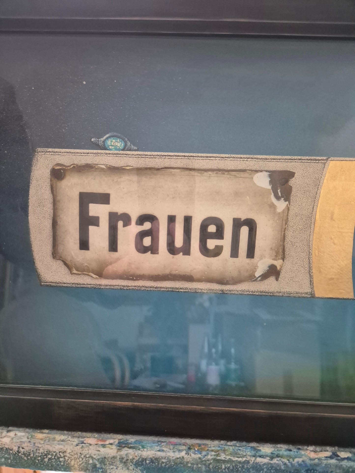 Grafik mit dem Titel Frauen, auf der Rückseite signiert und datiert 1982