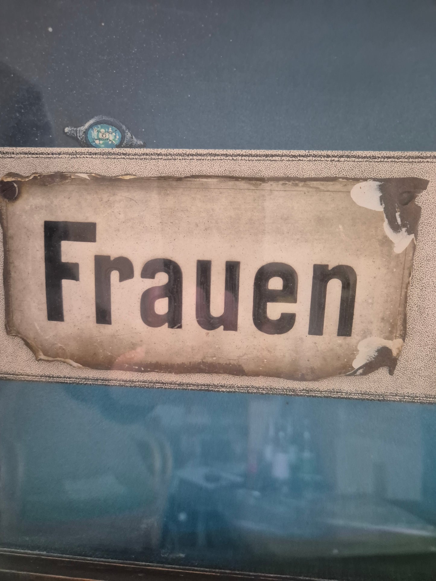 Grafik mit dem Titel Frauen, auf der Rückseite signiert und datiert 1982