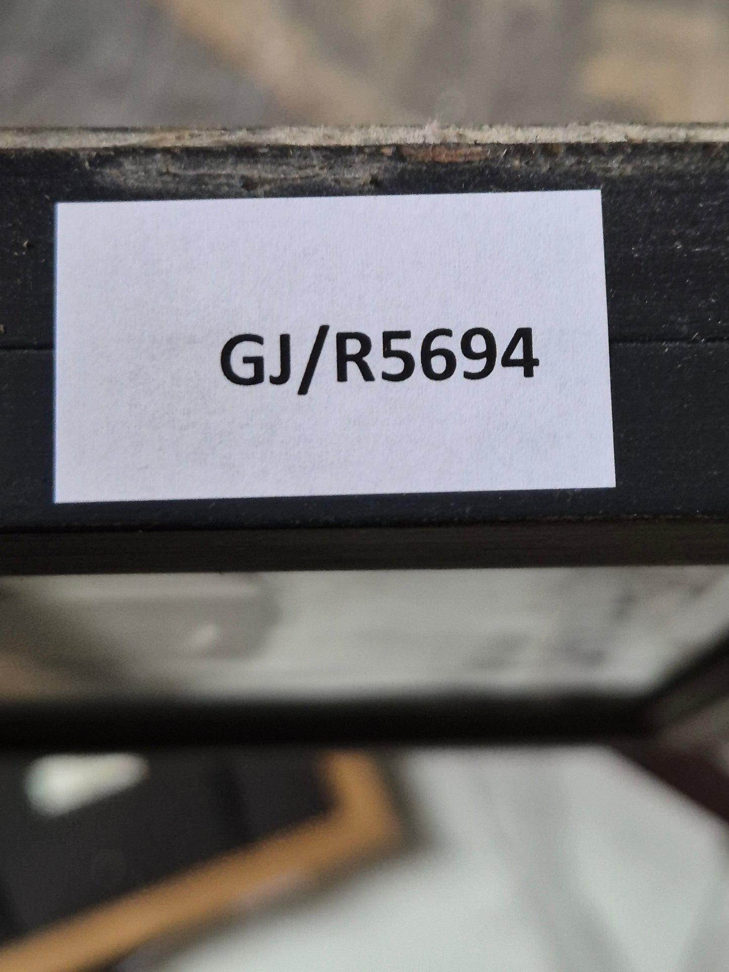 Grafik mit dem Titel Frauen, auf der Rückseite signiert und datiert 1982