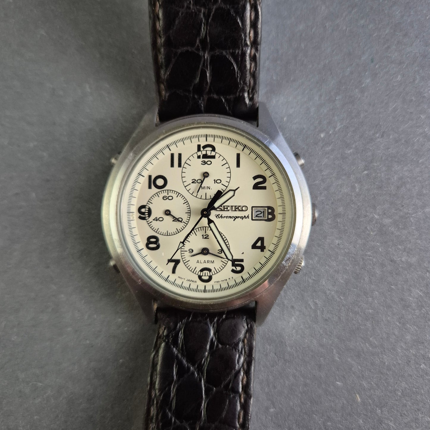 Klassischer Seiko Chronograph – Vintage-Design mit Lederarmband