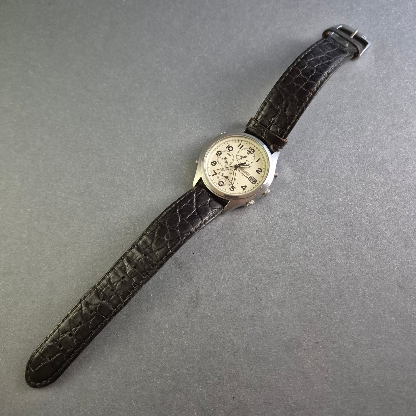 Klassischer Seiko Chronograph – Vintage-Design mit Lederarmband