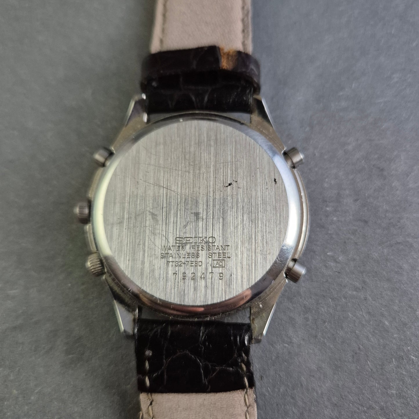 Klassischer Seiko Chronograph – Vintage-Design mit Lederarmband