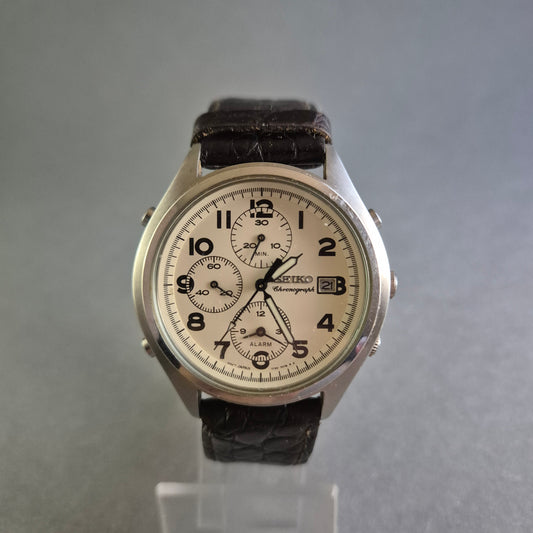 Klassischer Seiko Chronograph – Vintage-Design mit Lederarmband