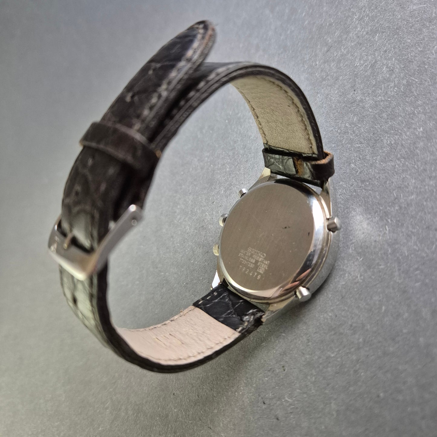 Klassischer Seiko Chronograph – Vintage-Design mit Lederarmband