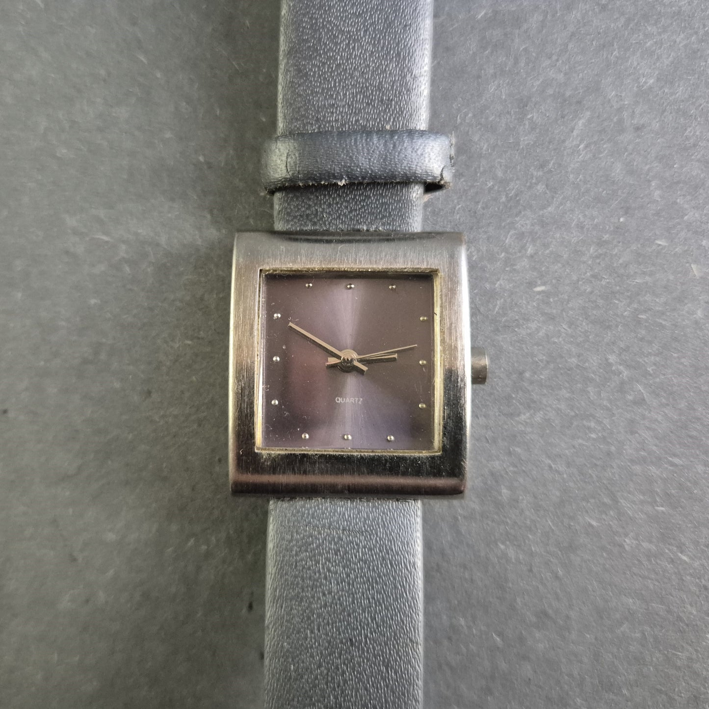 Minimalistische Vintage Damenarmbanduhr – Eleganz im quadratischen Design