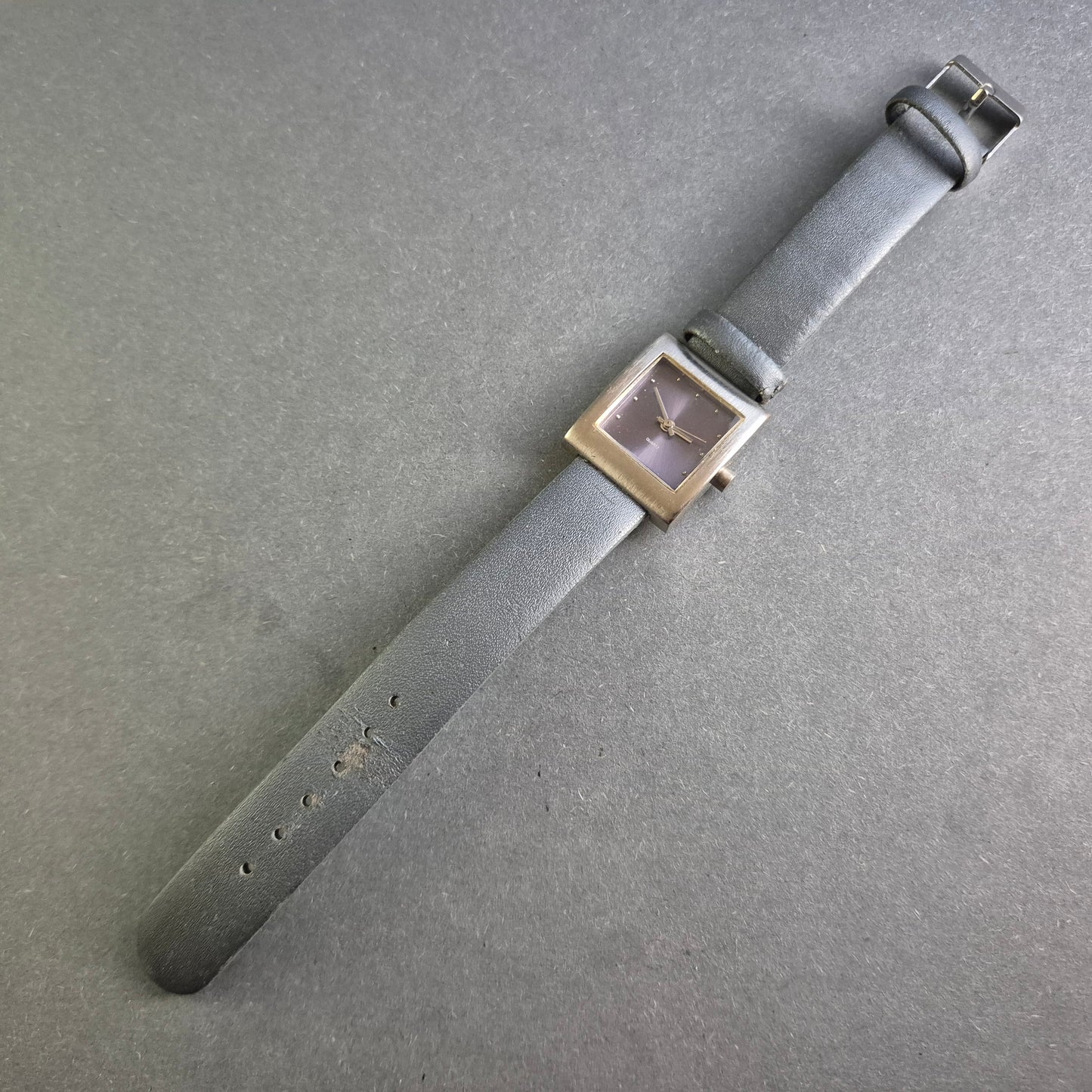 Minimalistische Vintage Damenarmbanduhr – Eleganz im quadratischen Design