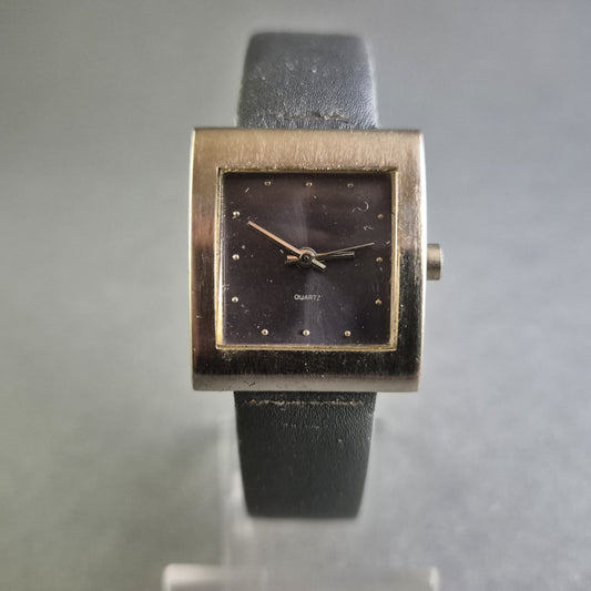 Minimalistische Vintage Damenarmbanduhr – Eleganz im quadratischen Design