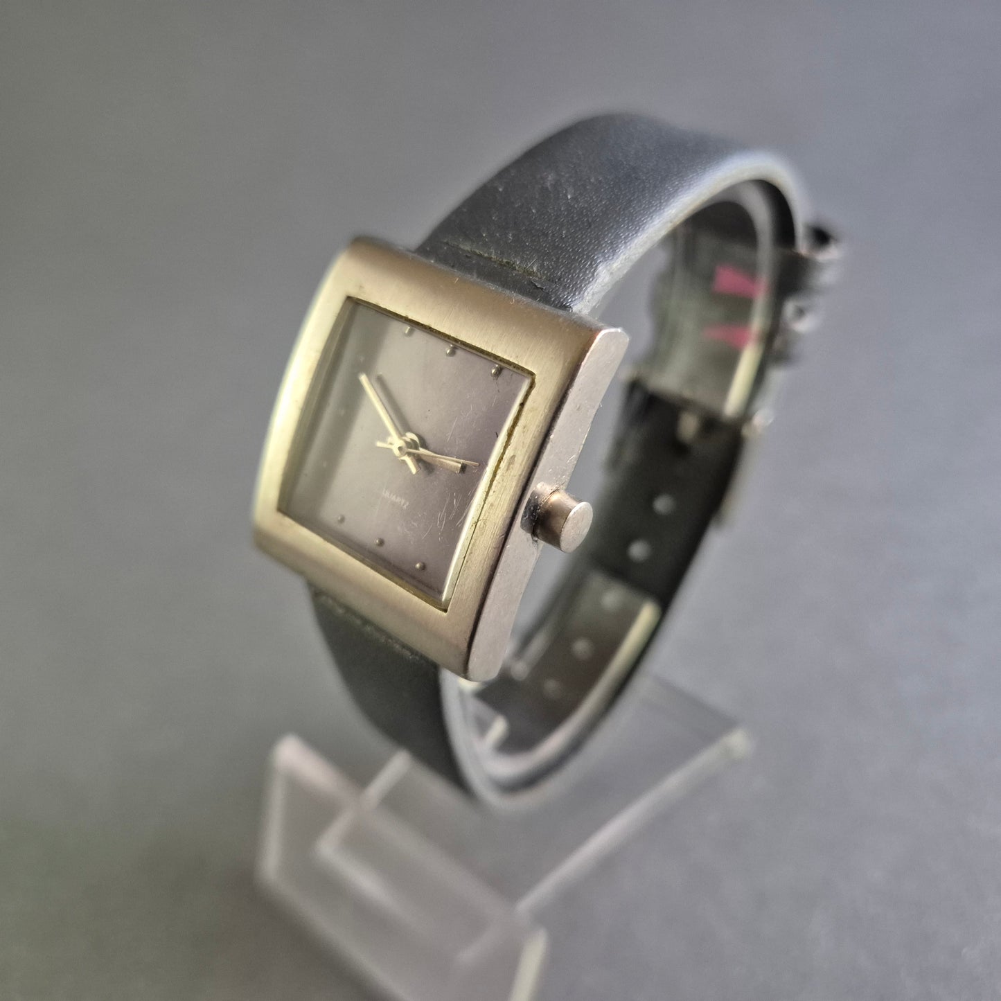 Minimalistische Vintage Damenarmbanduhr – Eleganz im quadratischen Design