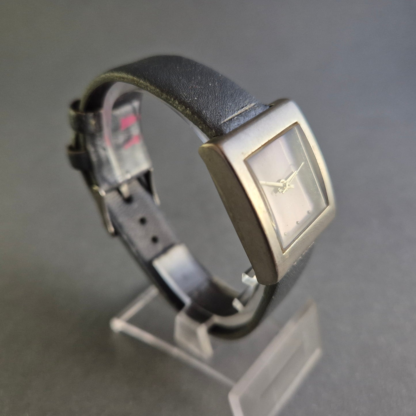Minimalistische Vintage Damenarmbanduhr – Eleganz im quadratischen Design