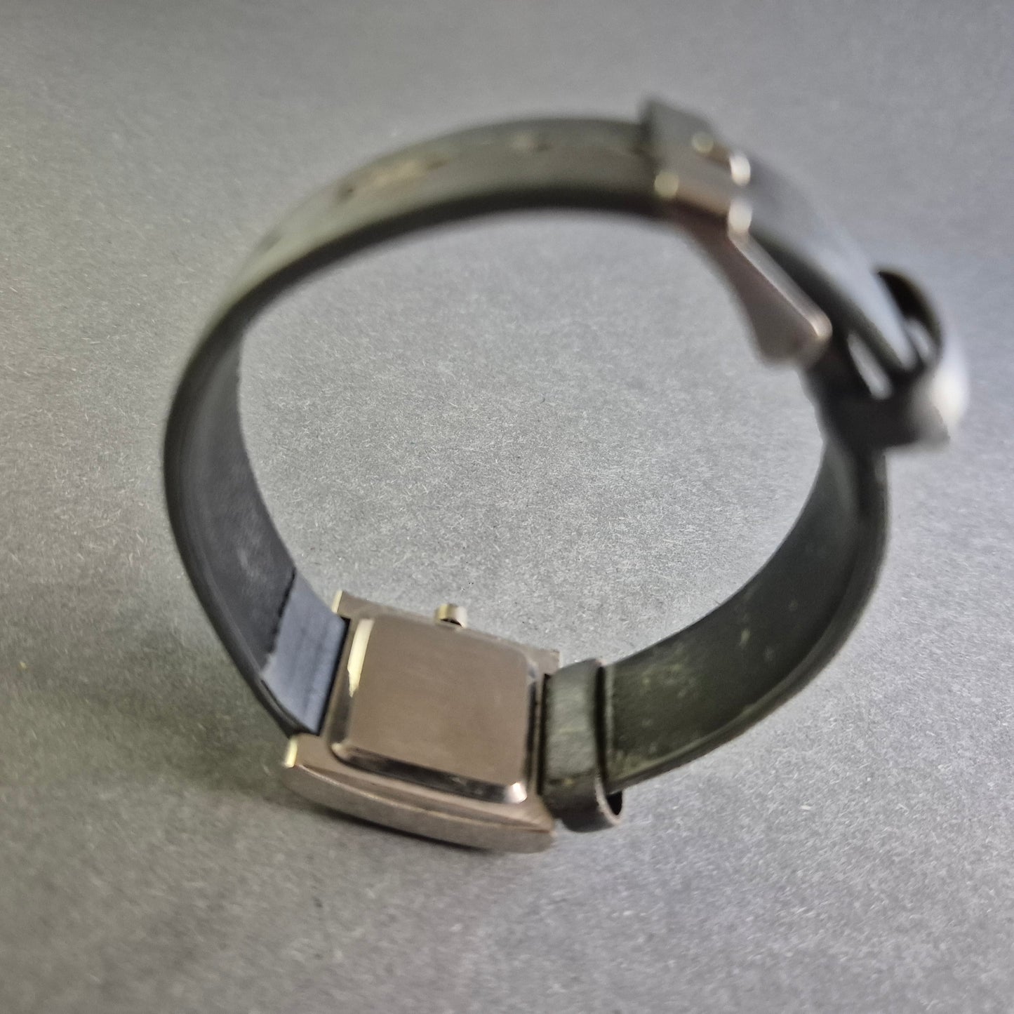 Minimalistische Vintage Damenarmbanduhr – Eleganz im quadratischen Design