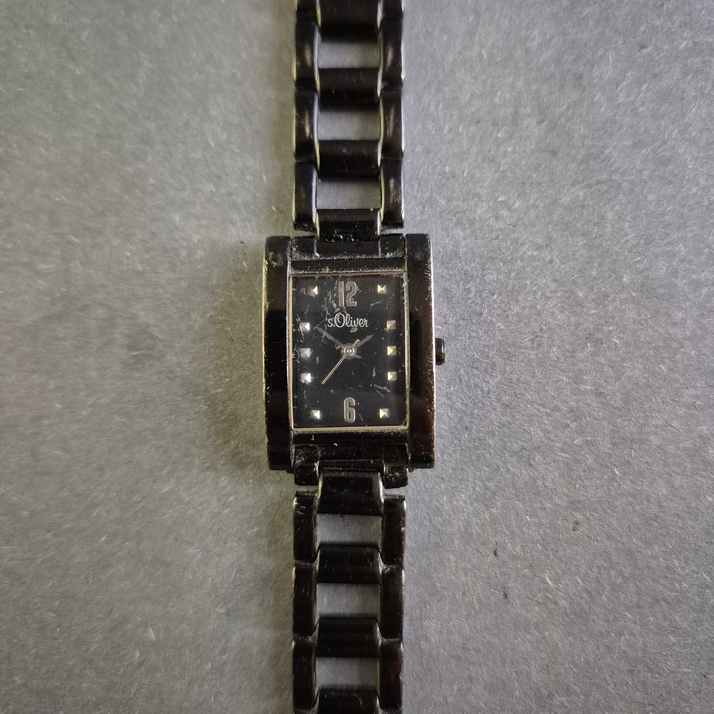 S. Oliver Damenarmbanduhr – Elegantes Design in Schwarz