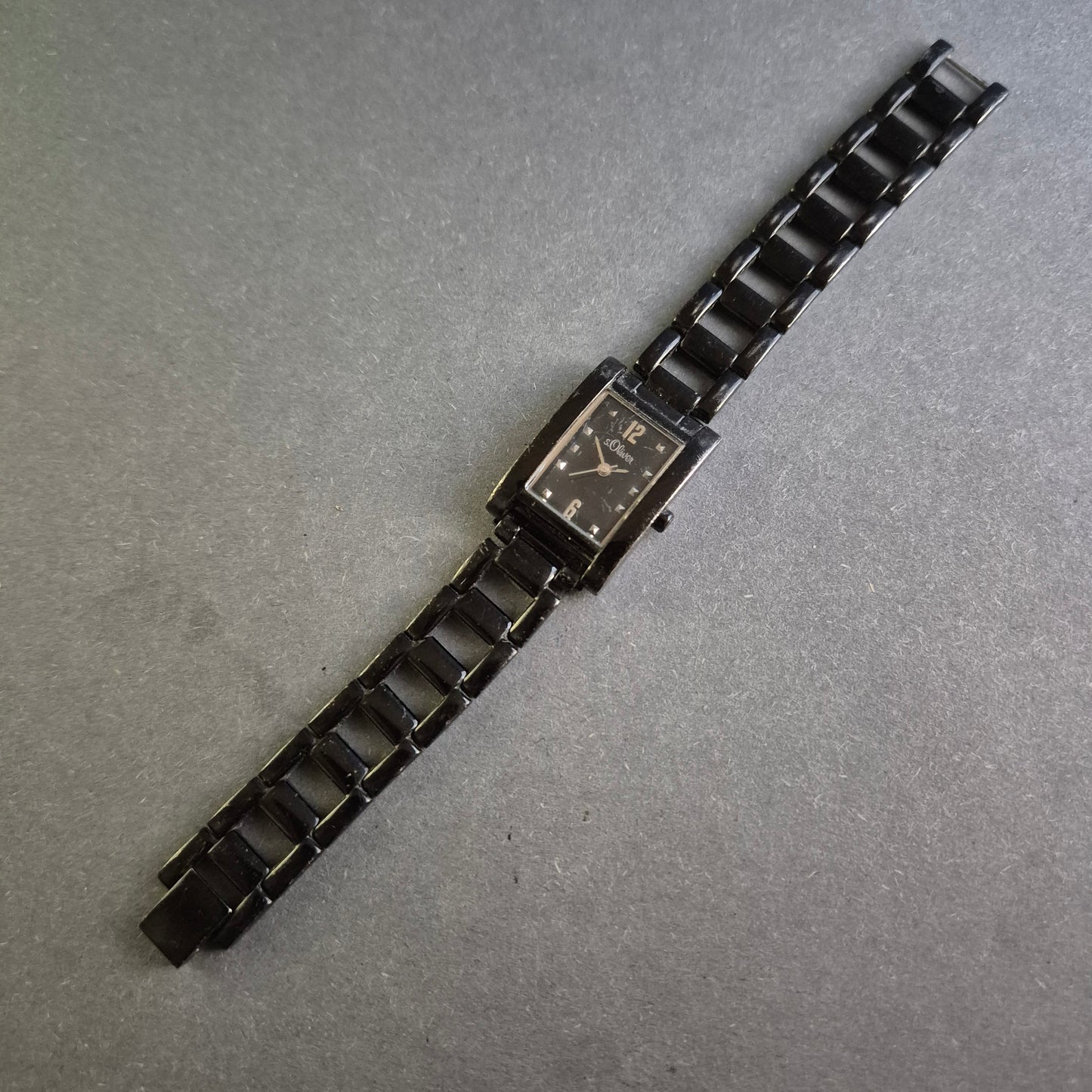 S. Oliver Damenarmbanduhr – Elegantes Design in Schwarz