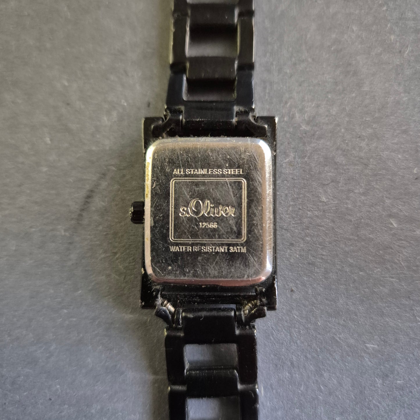 S. Oliver Damenarmbanduhr – Elegantes Design in Schwarz