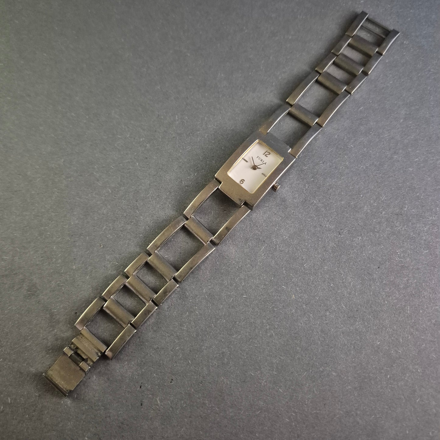 Furla Damenarmbanduhr – Stilvolle Eleganz mit Edelstahlarmband