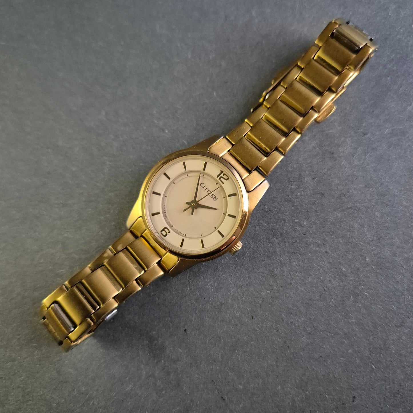 Citizen Damenarmbanduhr – Zeitlose Eleganz in Gold mit Originalbox