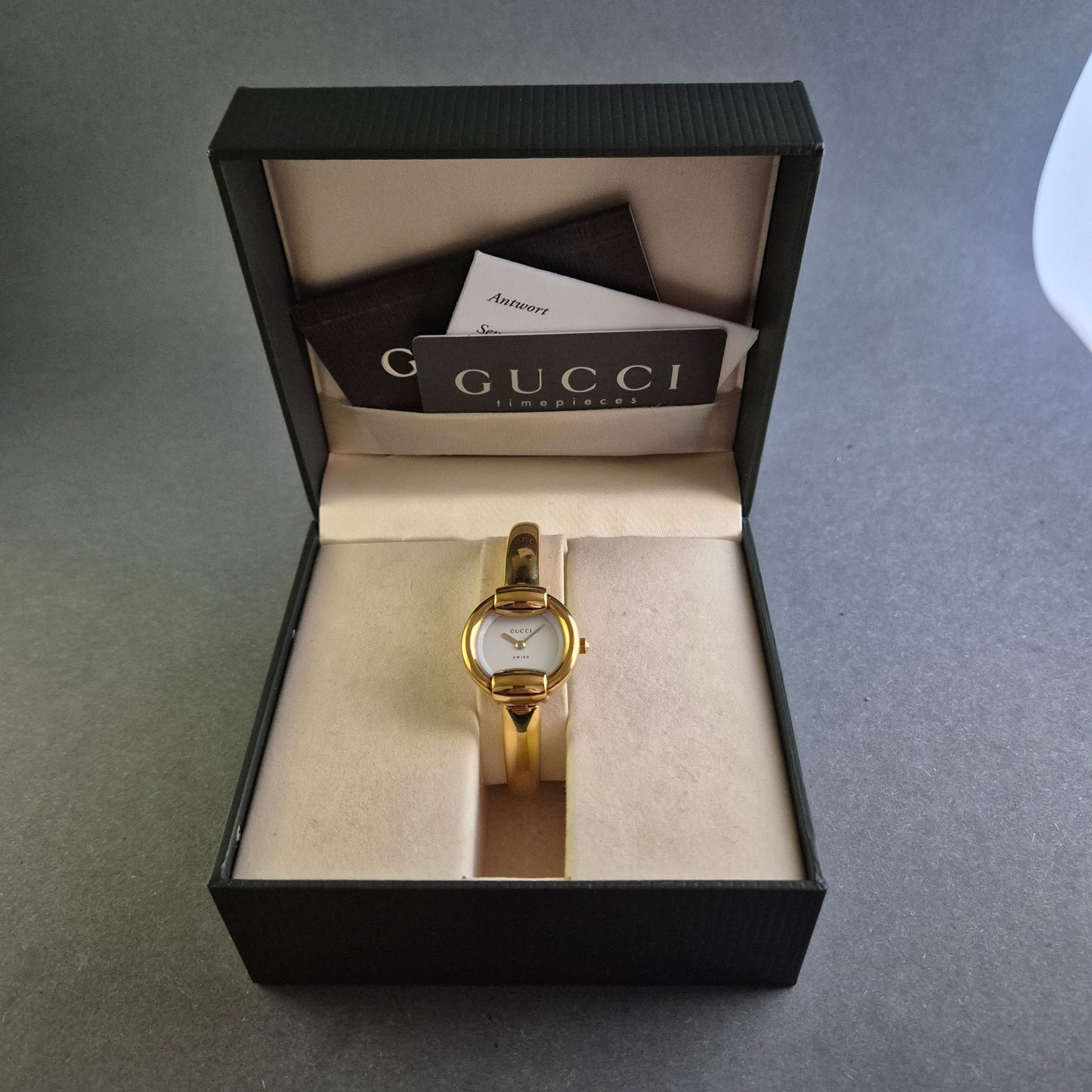 Gucci Damenarmbanduhr – Luxuriöses Schweizer Design in Gold
