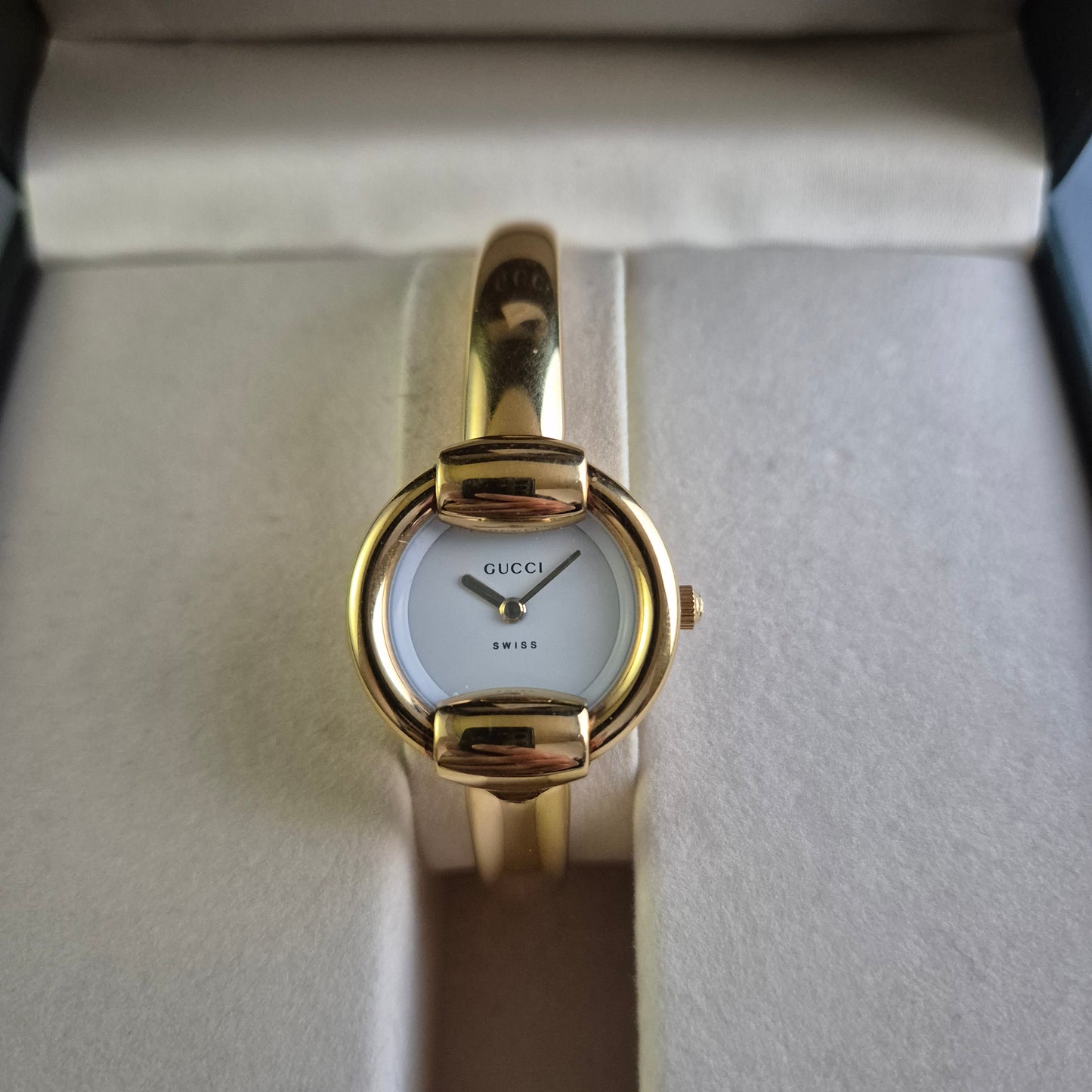 Gucci Damenarmbanduhr – Luxuriöses Schweizer Design in Gold