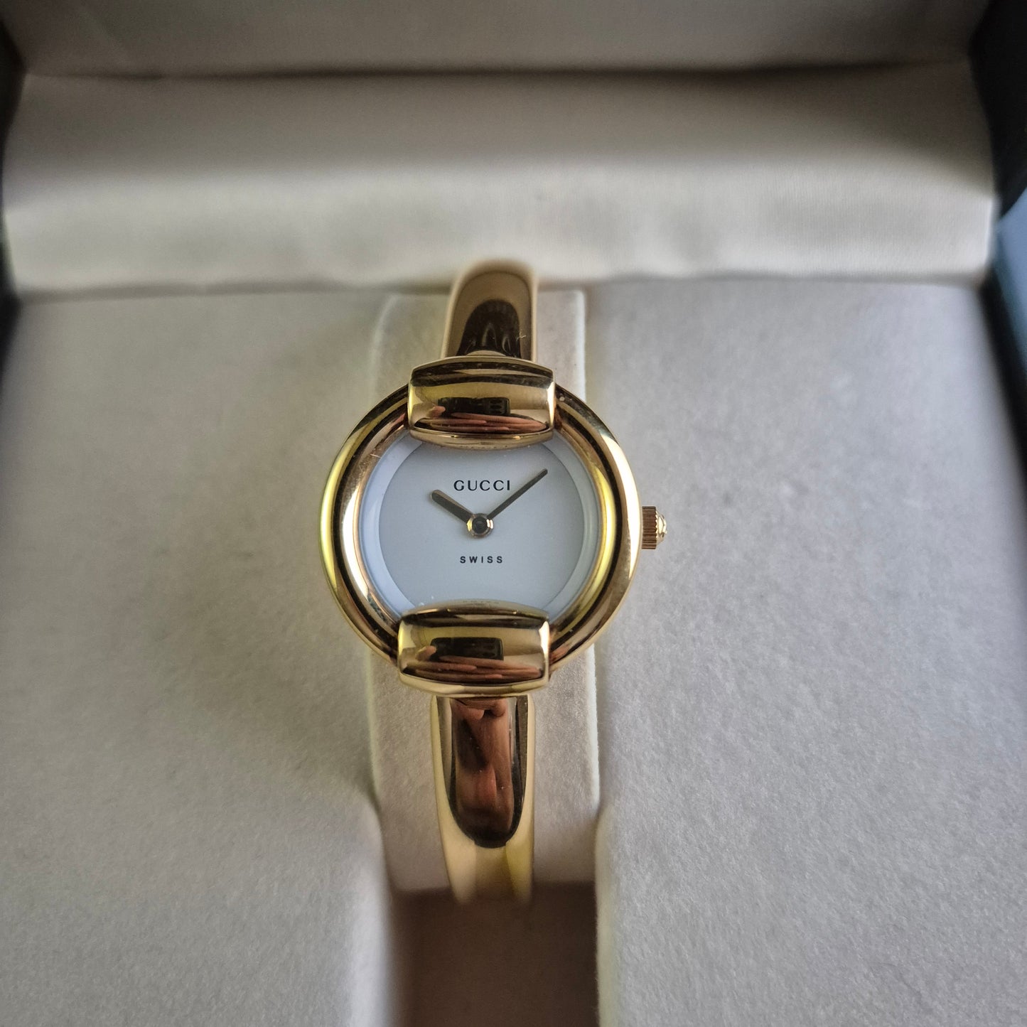 Gucci Damenarmbanduhr – Luxuriöses Schweizer Design in Gold