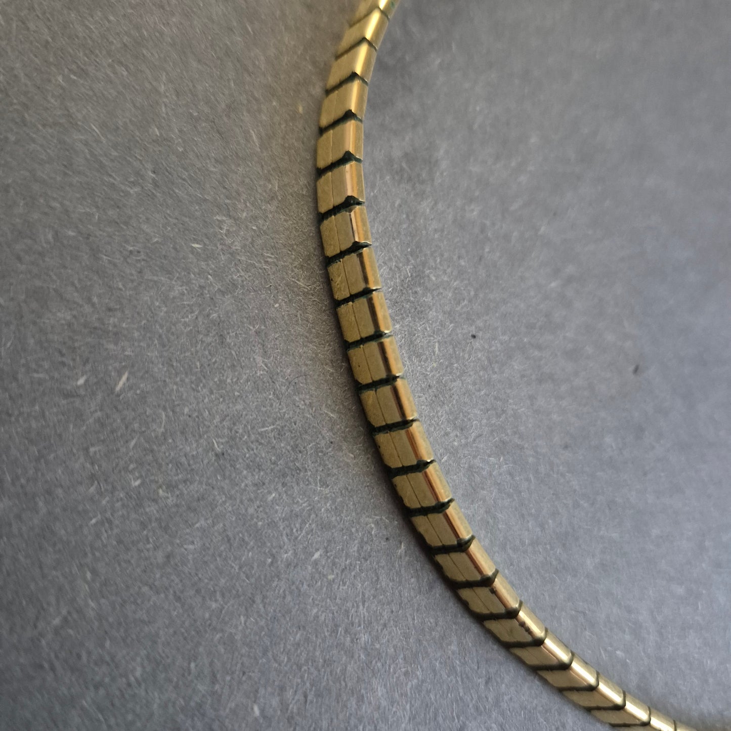 Edle goldfarbene Halskette – Flexibles Design für zeitlose Eleganz