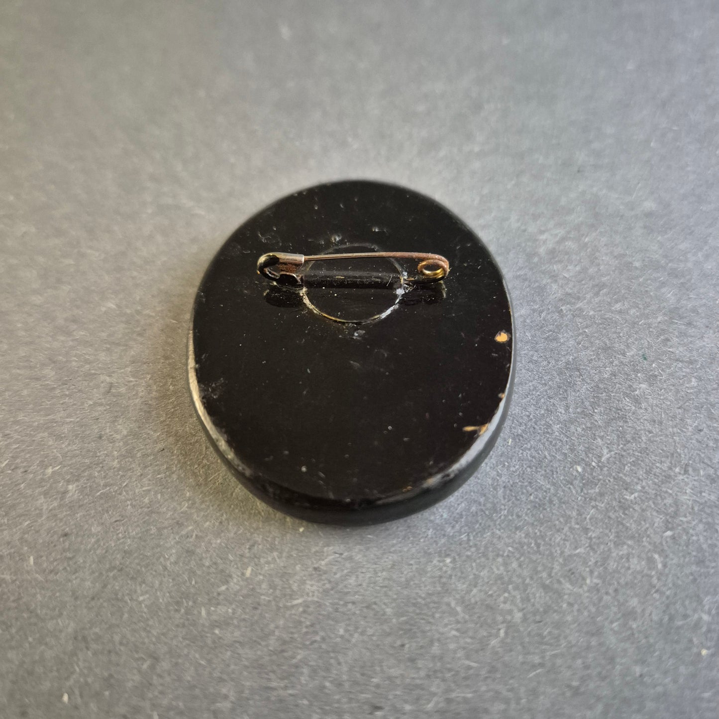 Handbemalte russische Brosche – Kunstvolles Vintage-Accessoire