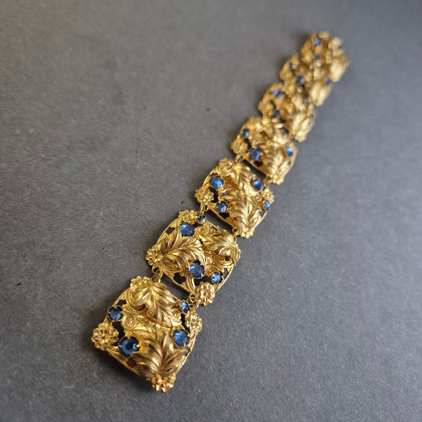 Exklusives vergoldetes Armband mit blauen Steinen – Eleganter Vintage-Schmuck