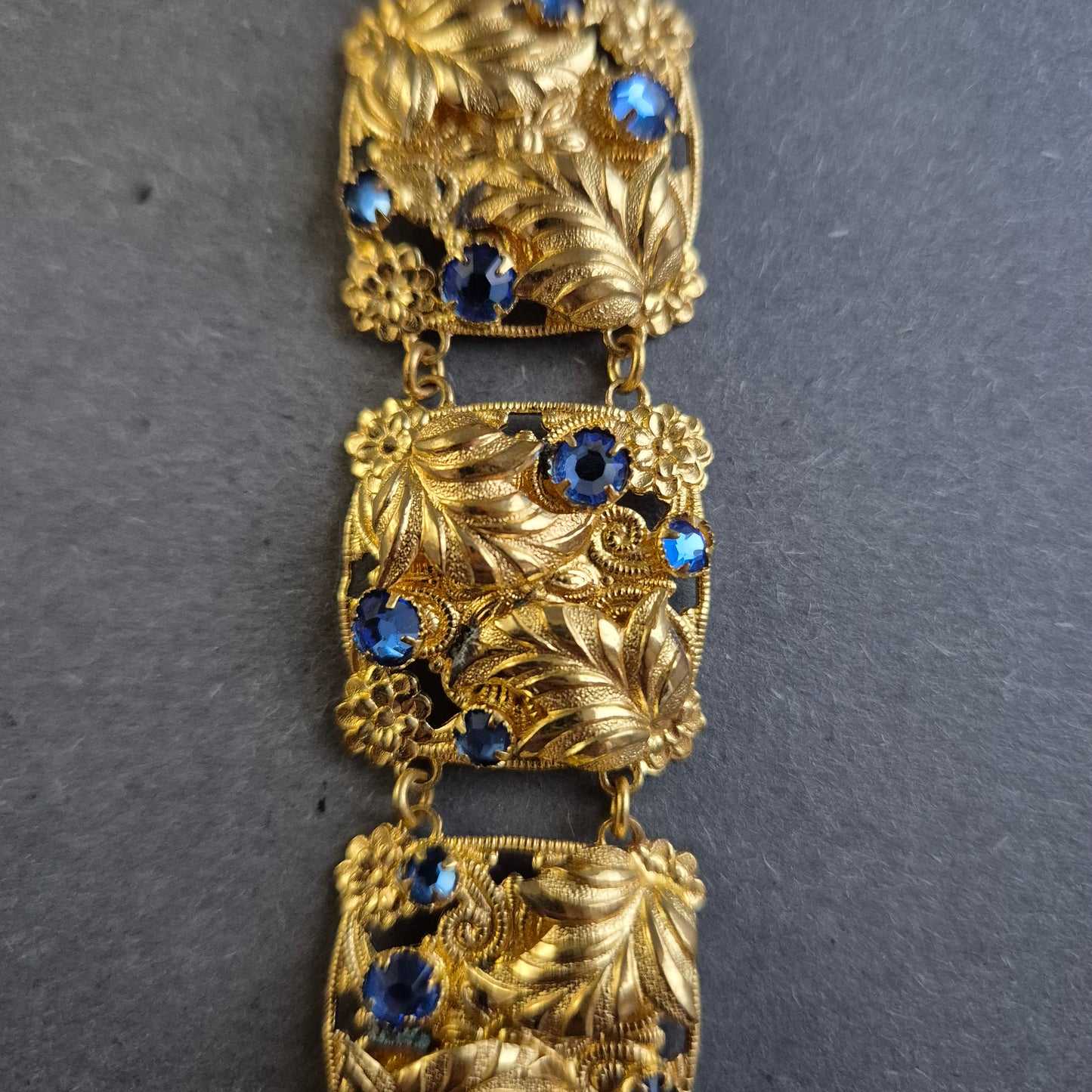 Exklusives vergoldetes Armband mit blauen Steinen – Eleganter Vintage-Schmuck