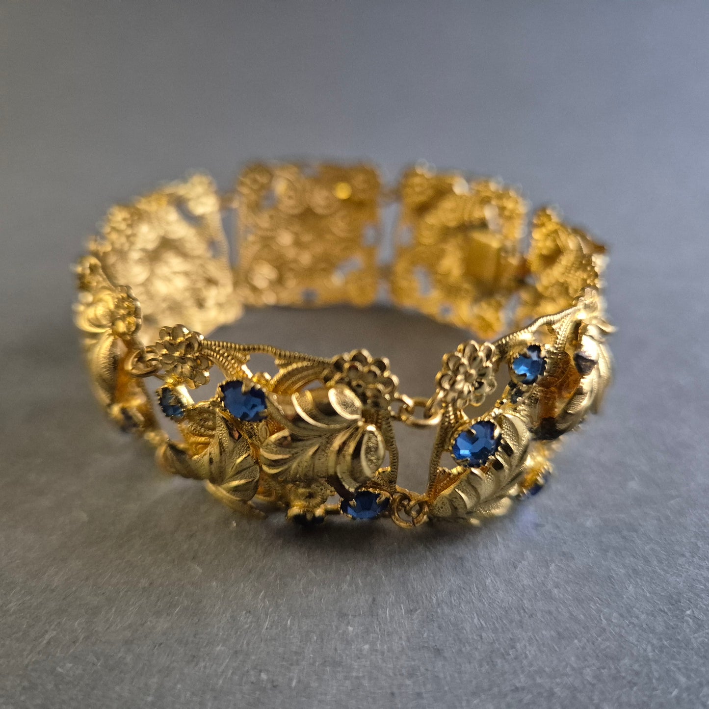 Exklusives vergoldetes Armband mit blauen Steinen – Eleganter Vintage-Schmuck