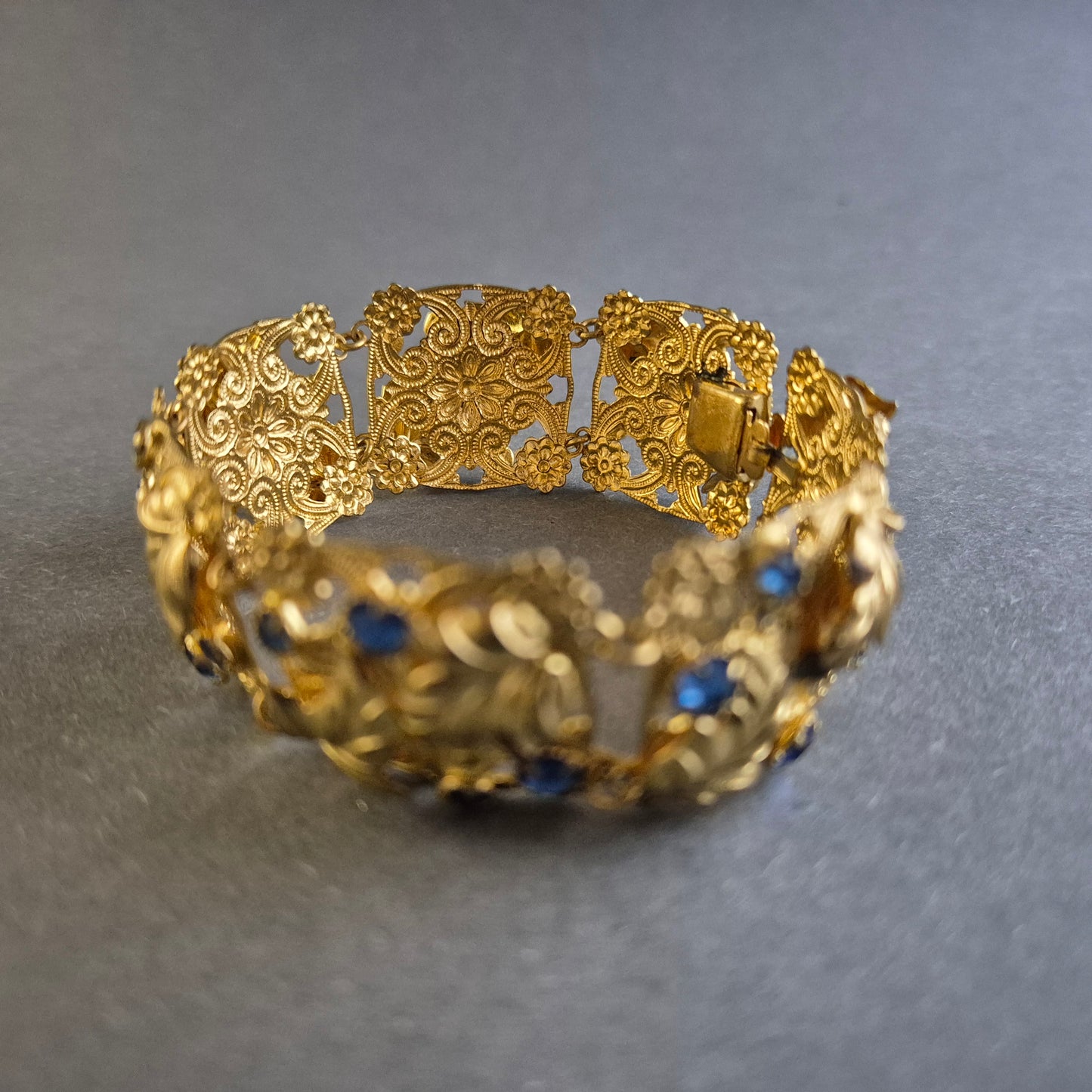 Exklusives vergoldetes Armband mit blauen Steinen – Eleganter Vintage-Schmuck