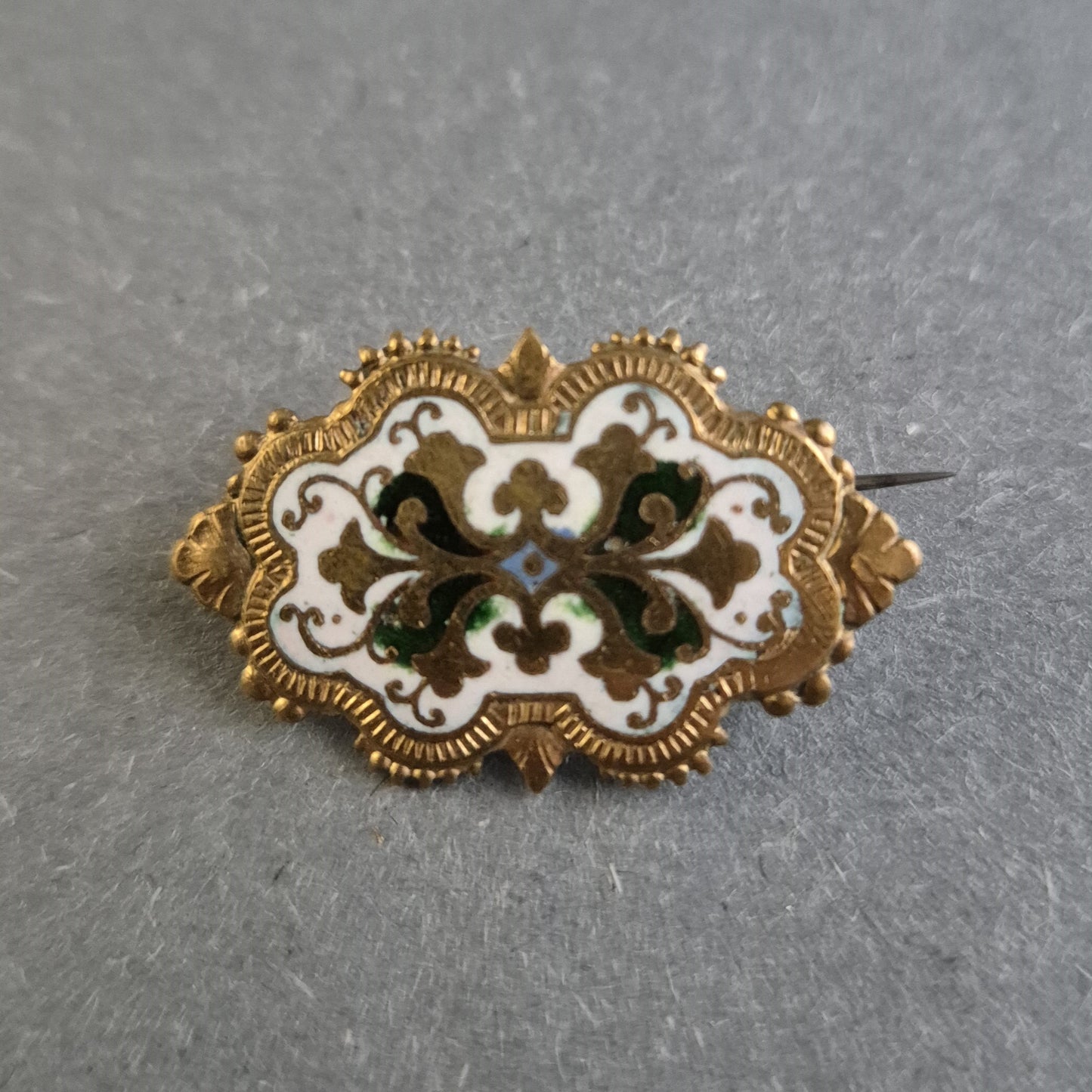 Antike emaillierte Brosche – Filigrane Handwerkskunst im Vintage-Stil