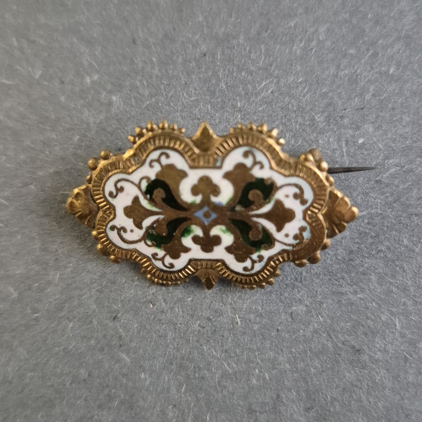 Antike emaillierte Brosche – Filigrane Handwerkskunst im Vintage-Stil