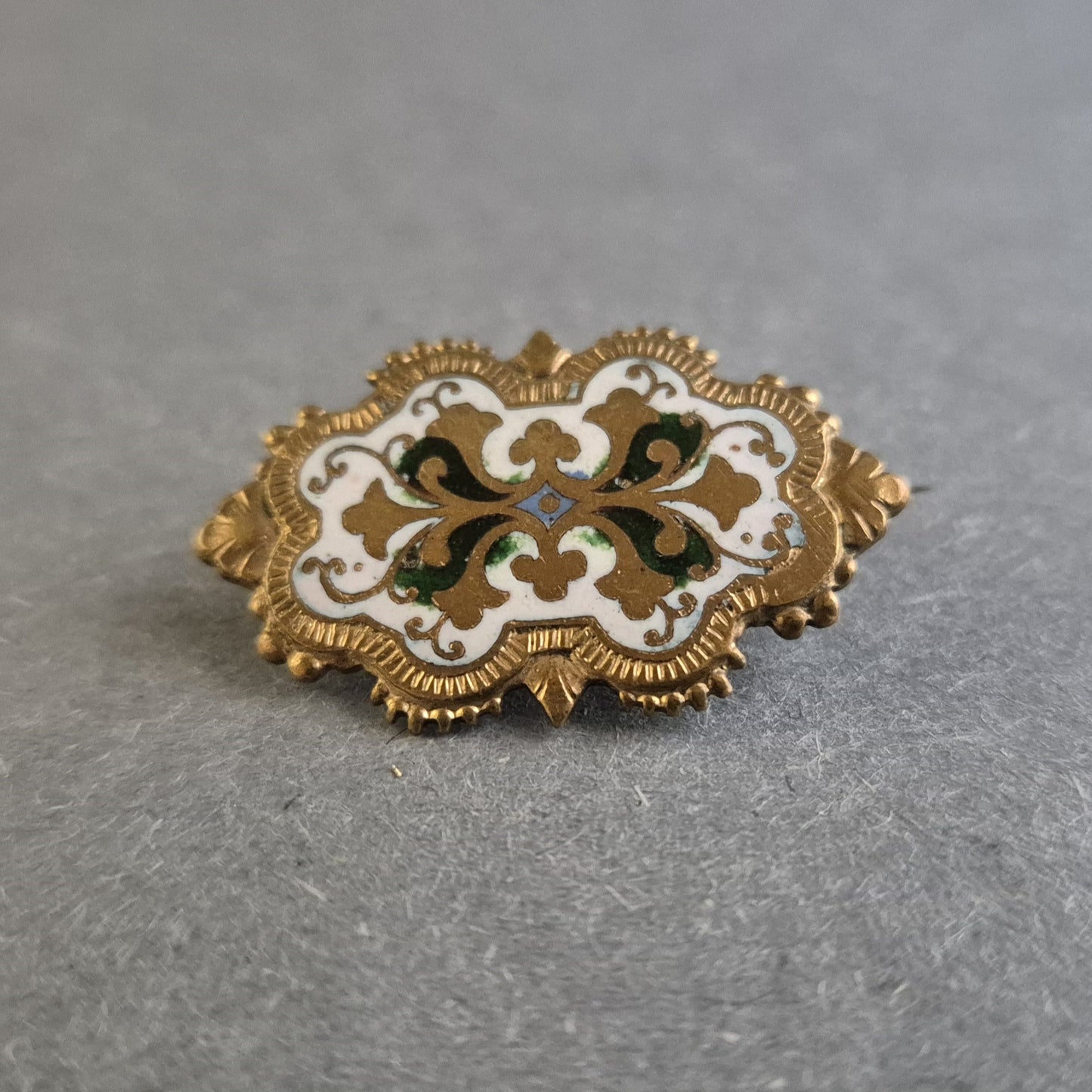 Antike emaillierte Brosche – Filigrane Handwerkskunst im Vintage-Stil