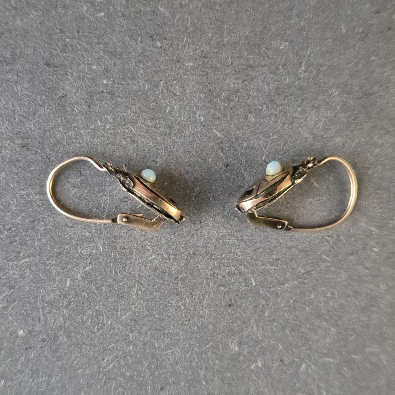 Antike goldene Ohrringe mit filigranen Verzierungen und Steinbesatz