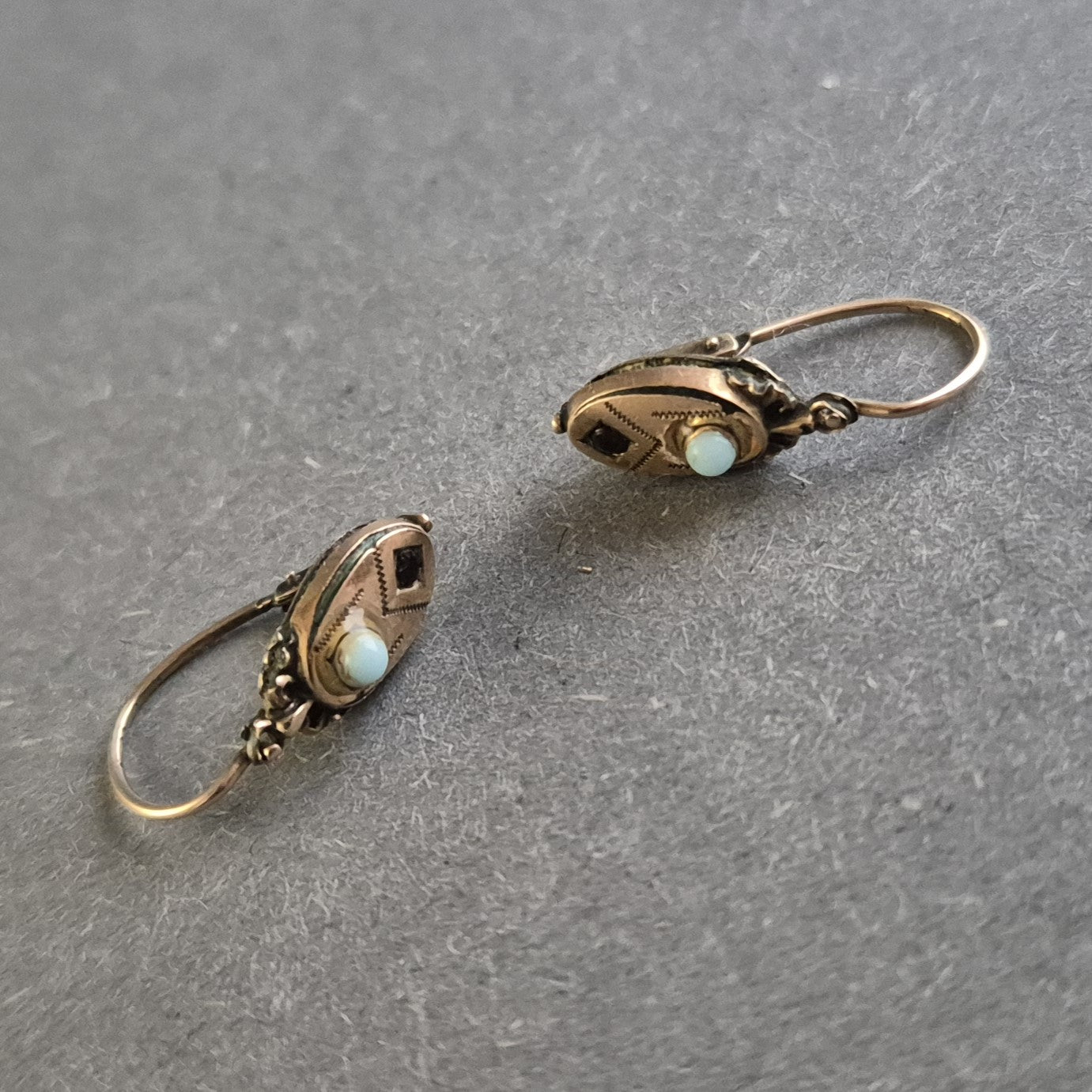 Antike goldene Ohrringe mit filigranen Verzierungen und Steinbesatz