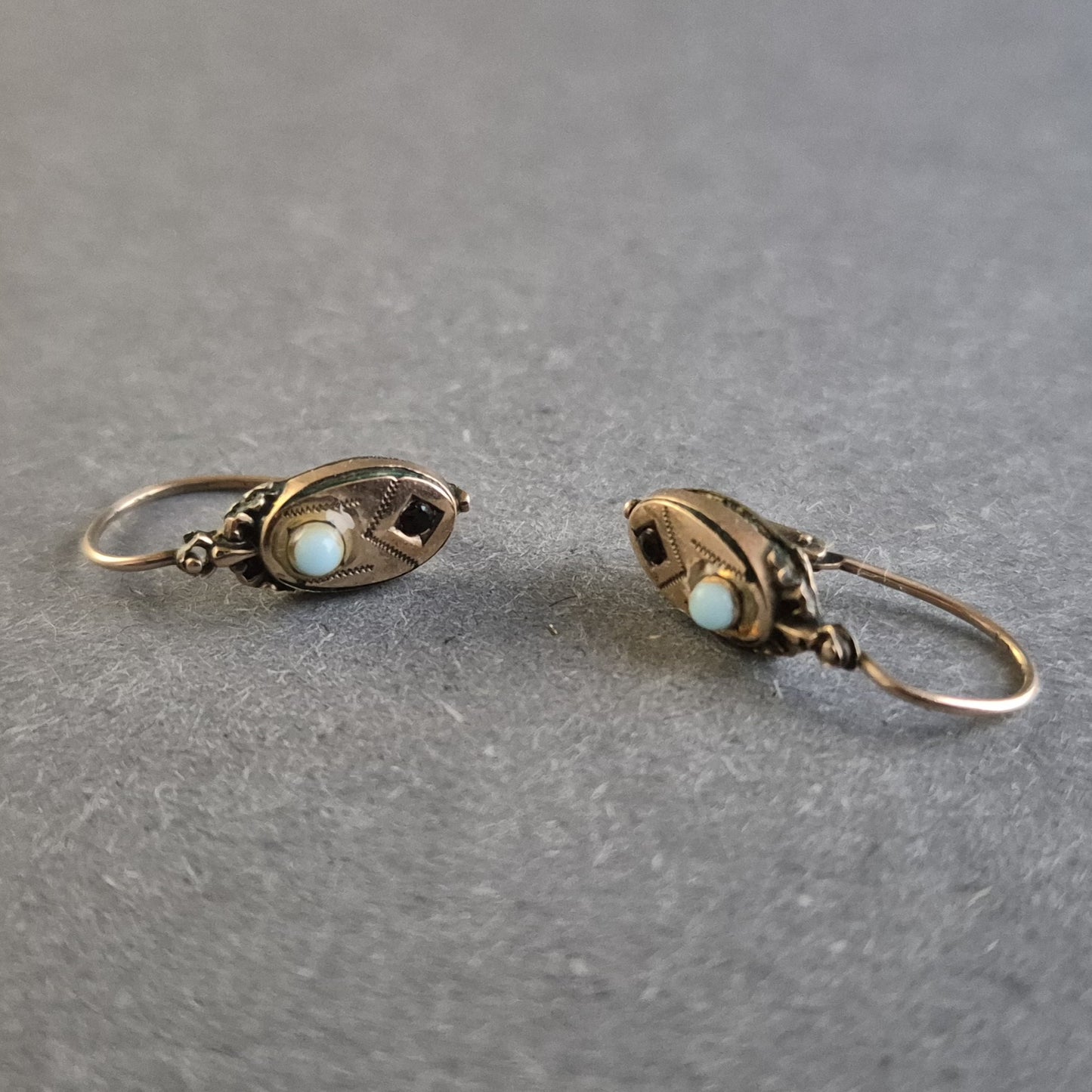 Antike goldene Ohrringe mit filigranen Verzierungen und Steinbesatz