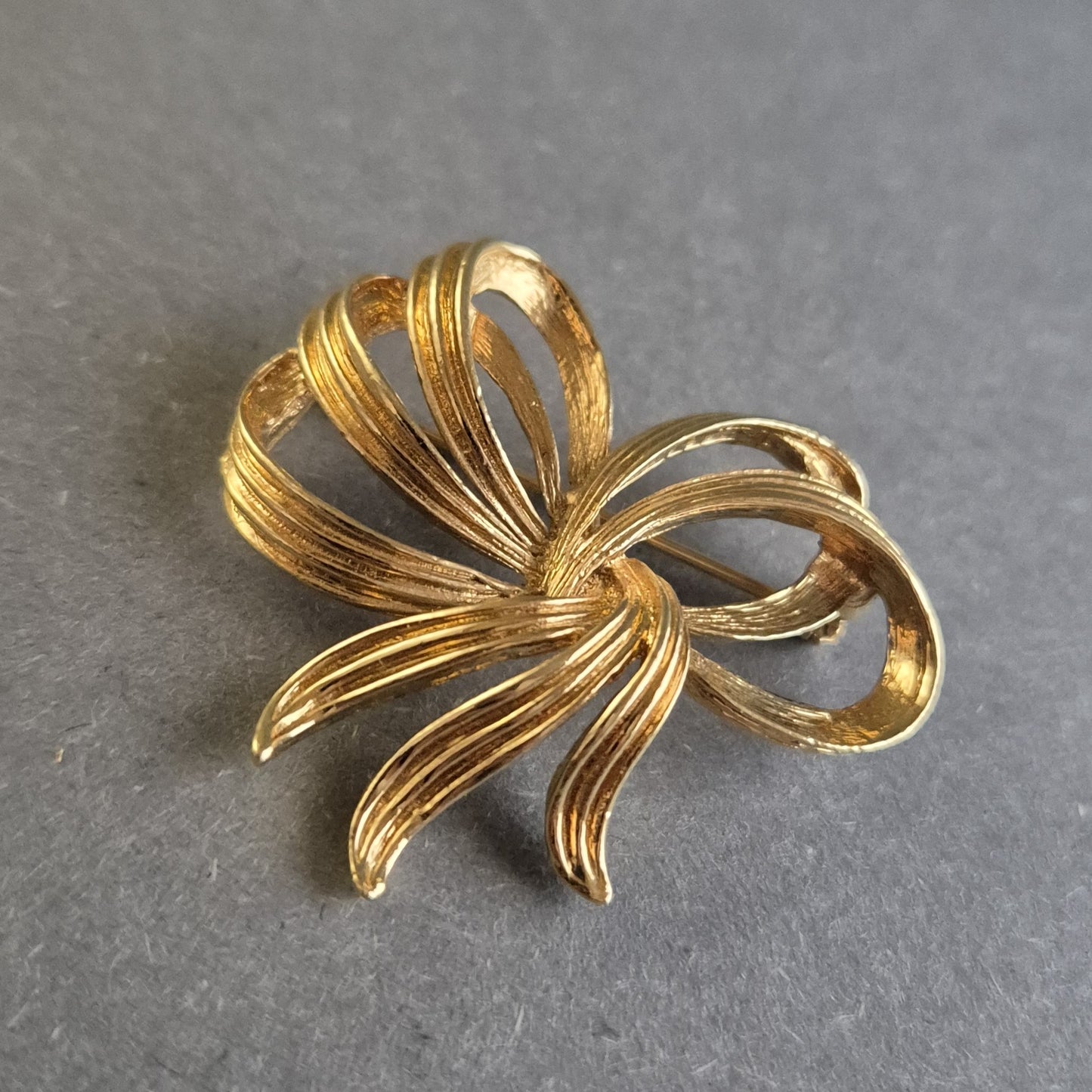 Elegante vergoldete Schleifen-Brosche – Klassisches Vintage-Design