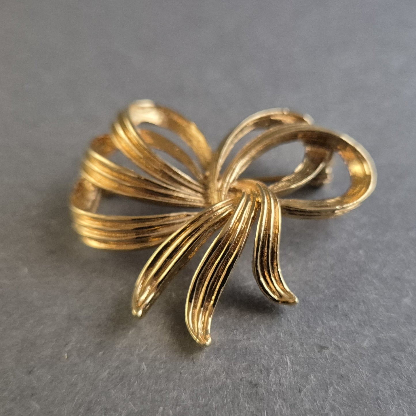 Elegante vergoldete Schleifen-Brosche – Klassisches Vintage-Design